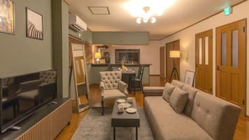 Design Apartment | Living room | 42-inch flat-screen TV with digital channels