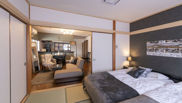 A hotel room with a bed, a desk, and a chair. - It' ta de JPN - Self Check-In Only (Osaka)