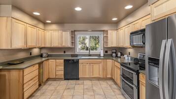 House, 5 Bedrooms | Private kitchen | Fridge, oven, toaster