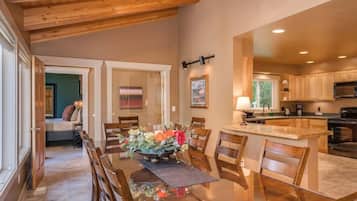 House, 5 Bedrooms | Dining