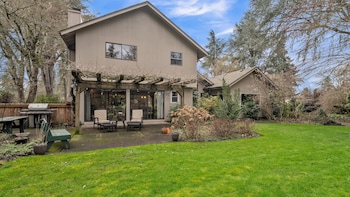 Eugene - Close To Everything 3 Bedroom Home by RedAwning