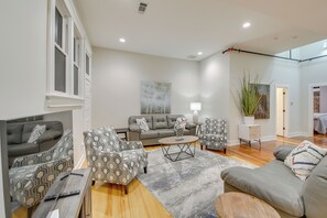 Apartment (1 Bedroom) | Interior - Spacious Downtown Hot Springs Vacation Rental! (Hot Springs)