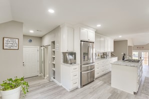 House (5 Bedrooms) | Interior