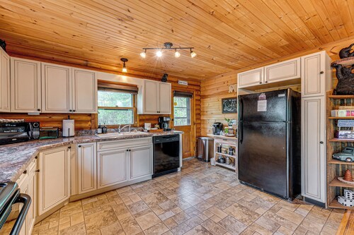 Hot Tub & Fire Pit: Albrightsville Log Cabin!