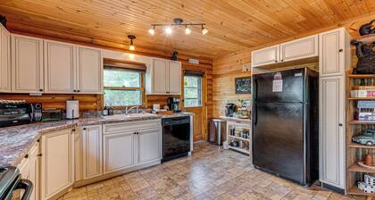 Hot Tub & Fire Pit: Albrightsville Log Cabin!