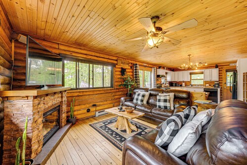 Hot Tub & Fire Pit: Albrightsville Log Cabin!