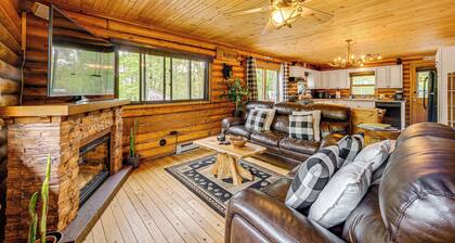 Hot Tub & Fire Pit: Albrightsville Log Cabin!
