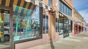 A storefront with a sign reading "THE OLIVER" and a window display featuring a mannequin and festive decorations. - Downtown Hot Springs Condo - Walk to Restaurants! (Hot Springs)