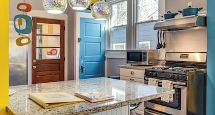 Retro-inspired Indy Home: Walk to Fountain Square!