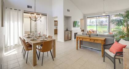Palm Desert Condo w/ Patio & Golf Course Views