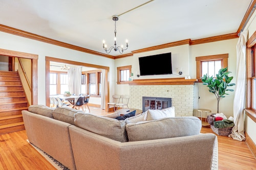 Spacious Lincoln Home w/ Yard < 1 Mi to Downtown!