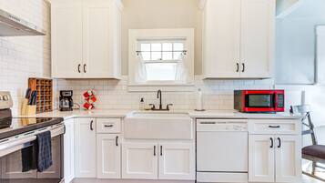 House (6 Bedrooms) | Private kitchen | Microwave, oven, stovetop, dishwasher