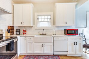 House (6 Bedrooms) | Private kitchen | Microwave, oven, stovetop, dishwasher - Spacious Lincoln Home w/ Yard < 1 Mi to Downtown! (Lincoln)