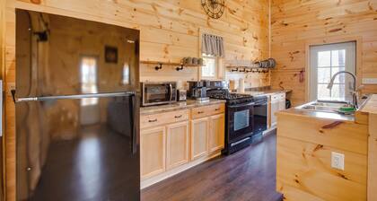 'friends & Family' Rental Cabin w/ Hot Tub!