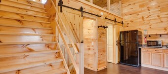 'friends & Family' Rental Cabin w/ Hot Tub!