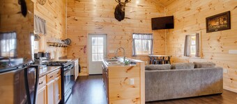 'friends & Family' Rental Cabin w/ Hot Tub!