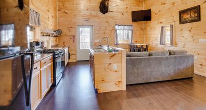 'friends & Family' Rental Cabin w/ Hot Tub!