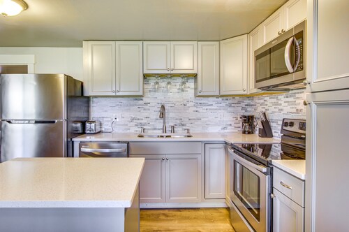 Modern Lower-level Apt ~ 4 Mi to UW Bothell!