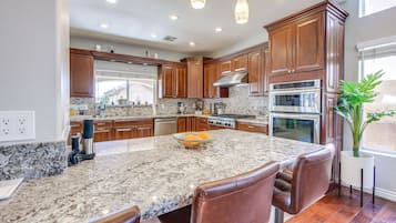 Casa (5 Bedrooms) | Cozinha privada | Micro-ondas, fogão, cooktop, lava-louças
