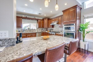 Hus (5 Bedrooms) | Eget kjøkken | Mikrobølgeovn, ovn, kokeplater og oppvaskmaskin