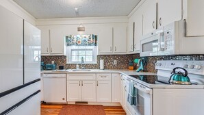 Interior - Greenville Home: 2 Mi to Downtown! 1 Mi to Ecu! (Greenville)