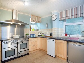 Kylskåp, mikrovågsugn, ugn och spishäll