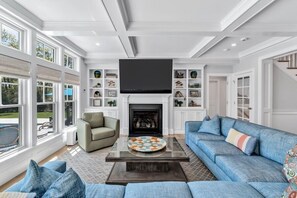 Smart TV, chimenea, futbolito, mesa de ping pong