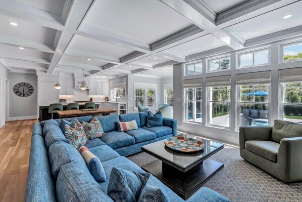 Smart TV, chimenea, futbolito, mesa de ping pong