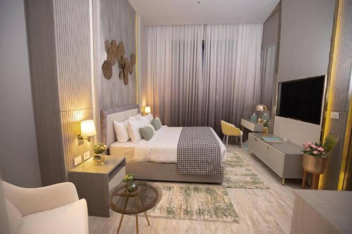 1 bedroom, in-room safe, blackout curtains, soundproofing