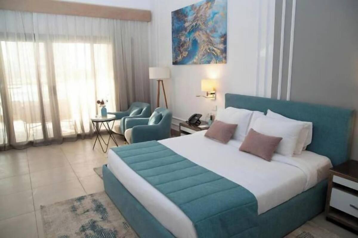 1 bedroom, in-room safe, blackout curtains, soundproofing