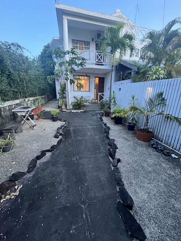 Property grounds - Villa Sandra à 5mn à Pieds de la Plage de Montchoisy (Montchoisy)