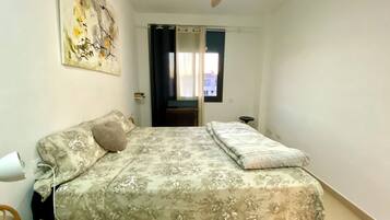 1 dormitori, escriptori i planxa i posts de planxar