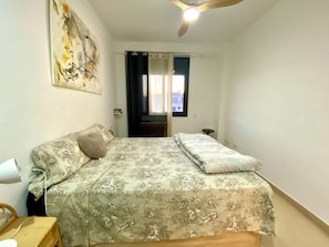 1 makuuhuone, työpöytä, silitysrauta/-lauta, vauvan matkasänky