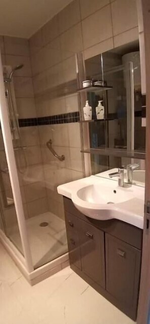 Secador de pelo, toallas, jabón, shampoo