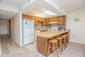 Kühlschrank, Mikrowelle, Wasserkocher mit Kaffee-/Teezubehör, Toaster