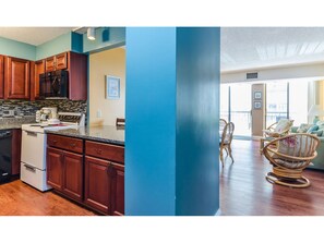 Kylskåp, mikrovågsugn, kaffe- och tebryggare och brödrost