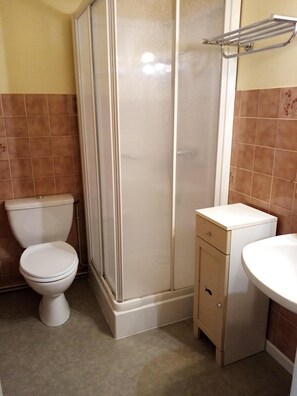 Haartrockner, Handtücher, Seife, Toilettenpapier