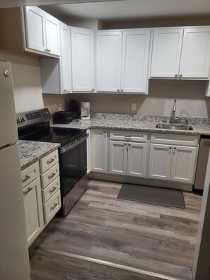 Kühlschrank, Mikrowelle, Wasserkocher mit Kaffee-/Teezubehör, Toaster