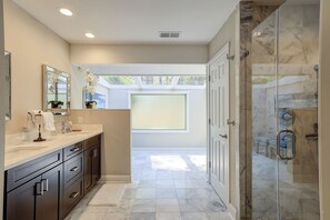 Regadera, secadora de cabello, toallas 