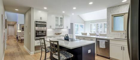 冷蔵庫、電子レンジ、オーブン、コンロ