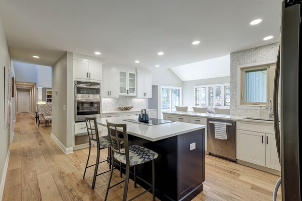 冷蔵庫、電子レンジ、オーブン、コンロ