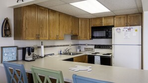 Coffee/tea maker, fridge, microwave, toaster - Enjoy this Oceanview Gem (Ocean City)