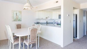 Dining - 2 Bedroom Oceanfront with a Pool (Ocean City)