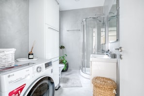 Three Bedroom Apartment | Badezimmer | Dusche, Hydromassagedusche, Haartrockner, Hausschuhe