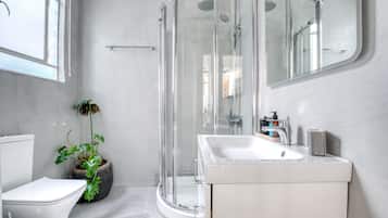 Three Bedroom Apartment | Banheiro | Chuveiro, ducha de hidromassagem, secador de cabelo, chinelos