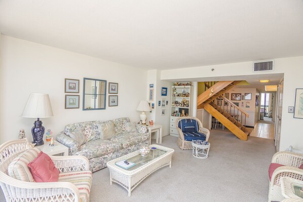 Living area - 2 Bedroom, 2 Bath Oceanfront Townhouse (Ocean City)