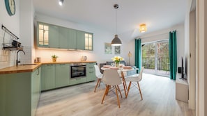 Apartament (B 201) | Cuina privada | Frigorífic, placa de cuina i bullidora elèctrica 