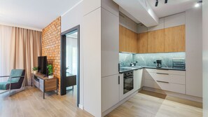 Family Apartment, 2 Bedrooms, Terrace | Dapur peribadi | Peti sejuk, dapur, cerek elektrik 