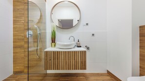 Estudio (A 103) | Baño | Ducha, secador de pelo y toallas