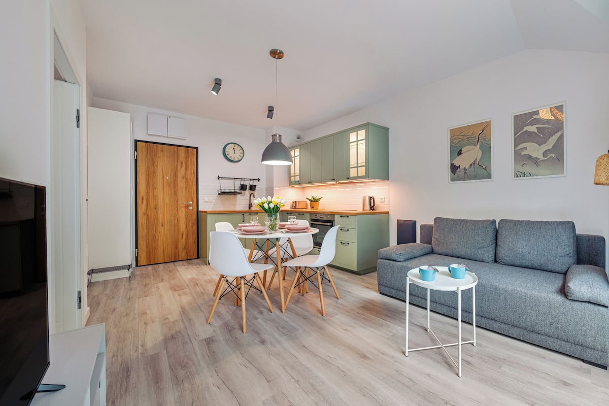 Un apartamento moderno con comedor, cocina y sala de estar.
